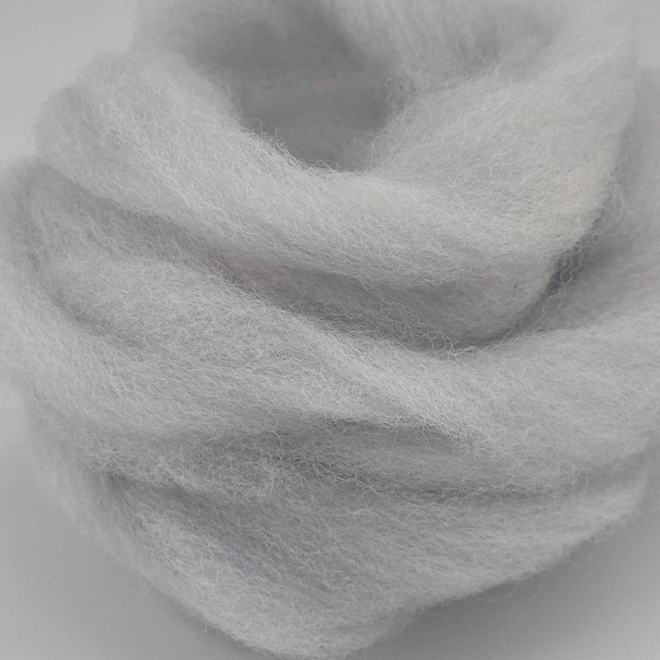 Morning fog - Hand Dyed Purple Fiber Roving - 0.17 oz / 5 g - Falkland Wool - Image 4
