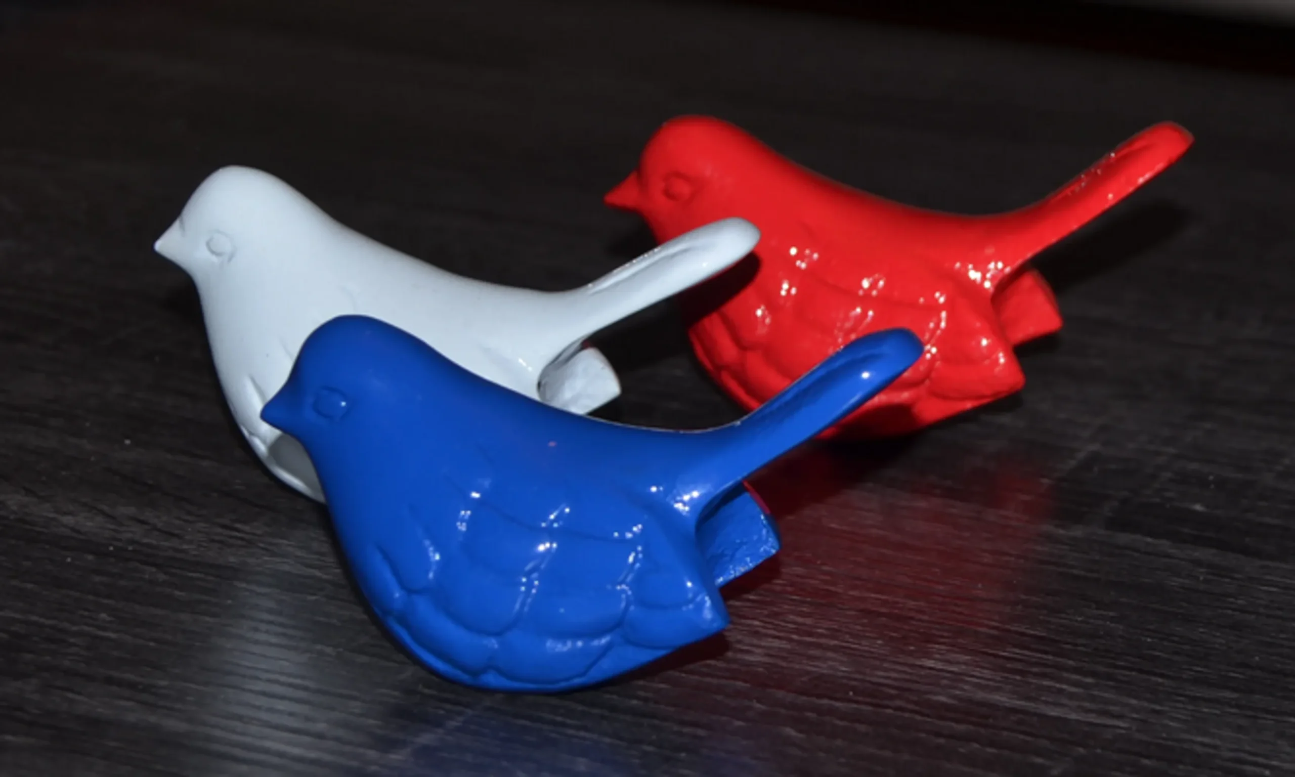 810043920087.0.td_size_1 Vibhsa Bird Figurines Set of 3 Blue, Red, White - Image 1