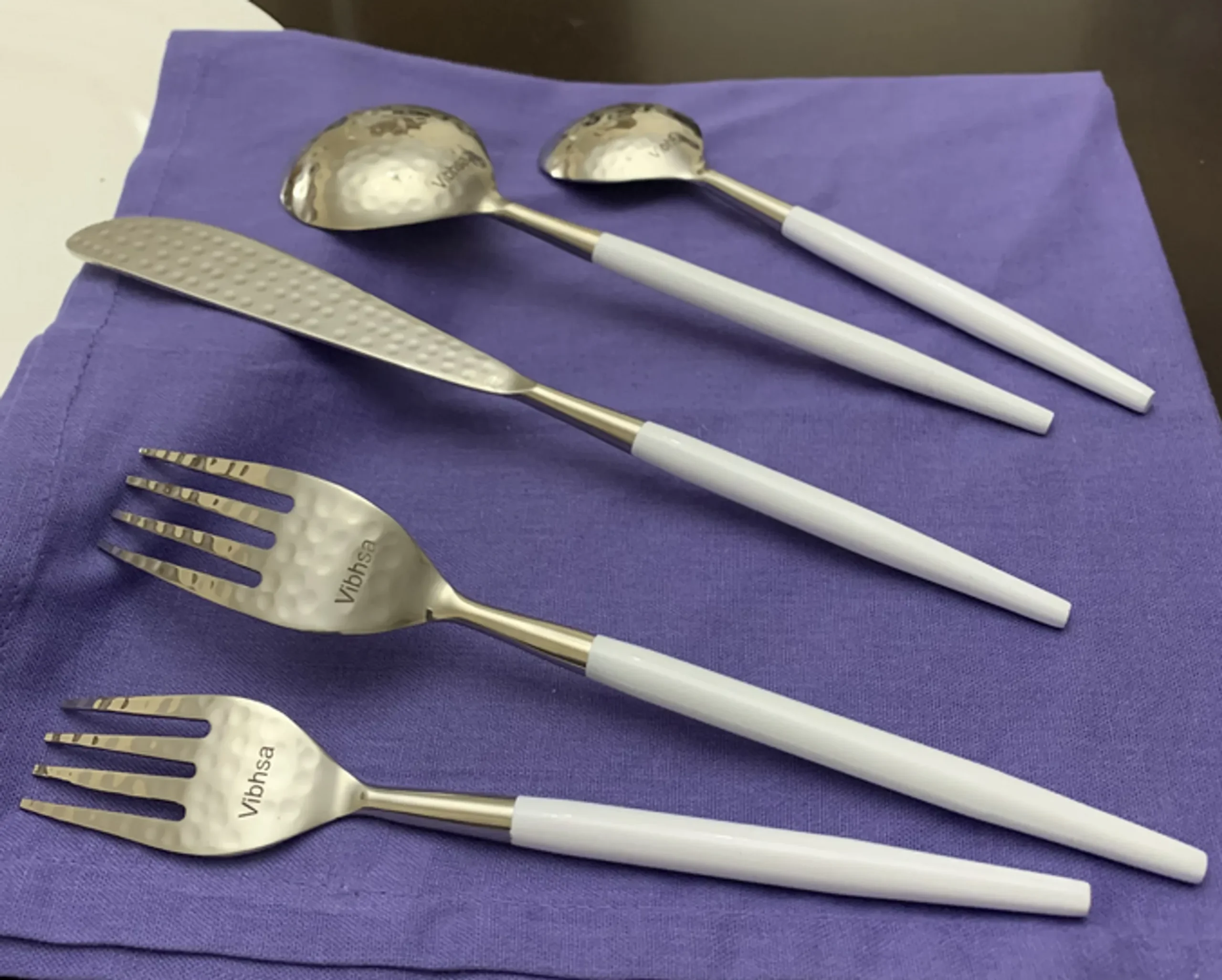 810043922883.0.td_size_1 Vibhsa White Flatware Set 5 Piece Place Setting (Hammered Mouth) - Image 1